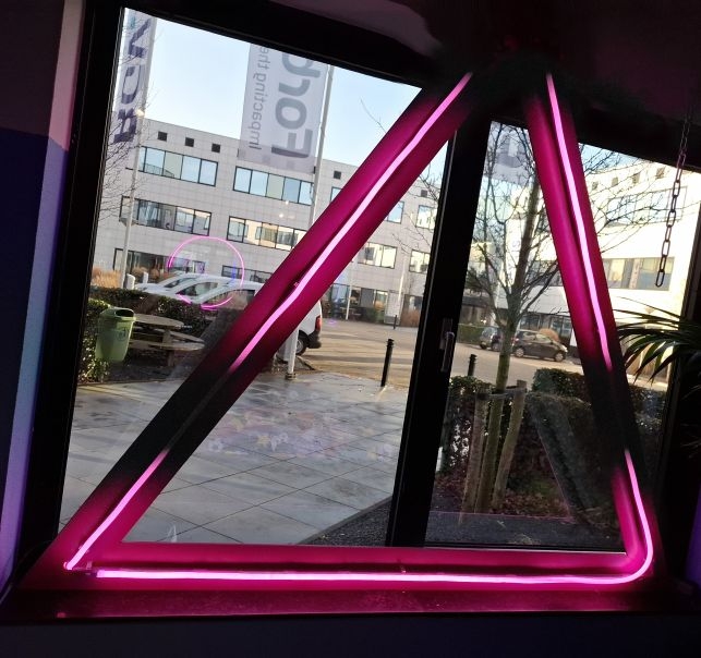 00380 neon driehoek roze